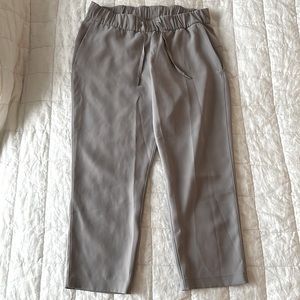 Lululemon On the Fly Crop 23” Woven Pants - Chrome (Size 8)